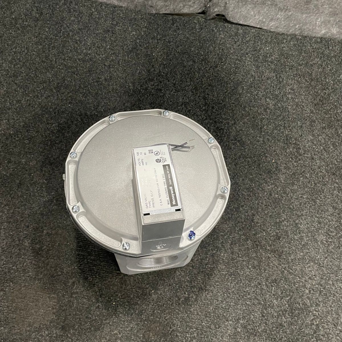 Honeywell V48A 2243 Diaphragm Gas Valve 120V 2" NPT - Photo 2