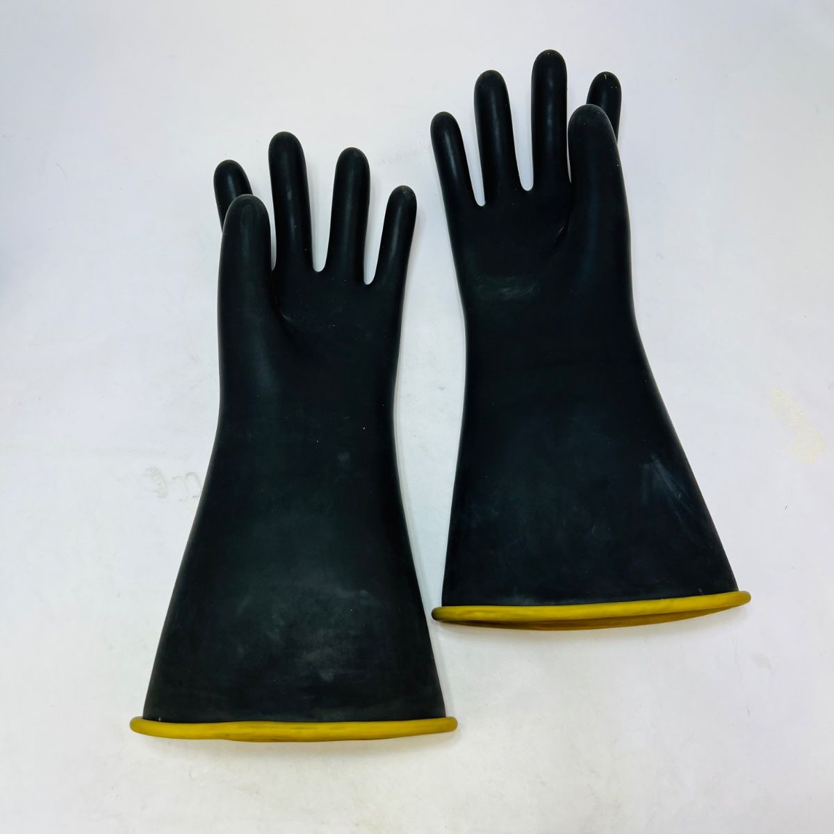 Salisbury Class 2 Electrical Rubber Gloves Size 9.5 17kV - Photo 3
