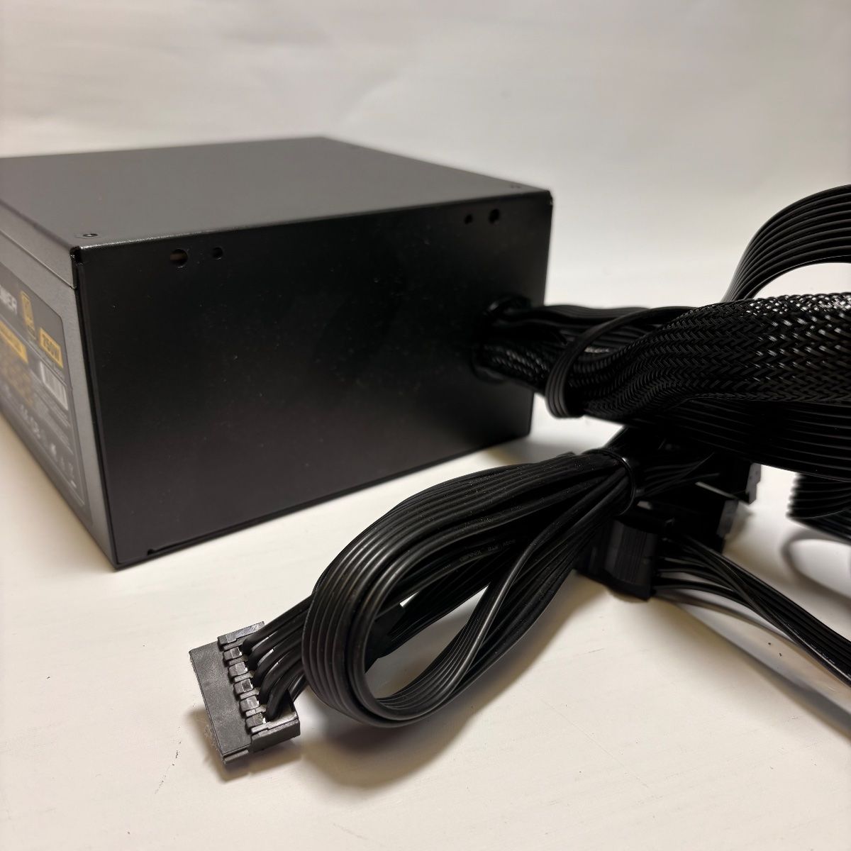 High Power HP1-J750GD-F12S 750W 80+ Gold ATX Power Supply - Photo 4