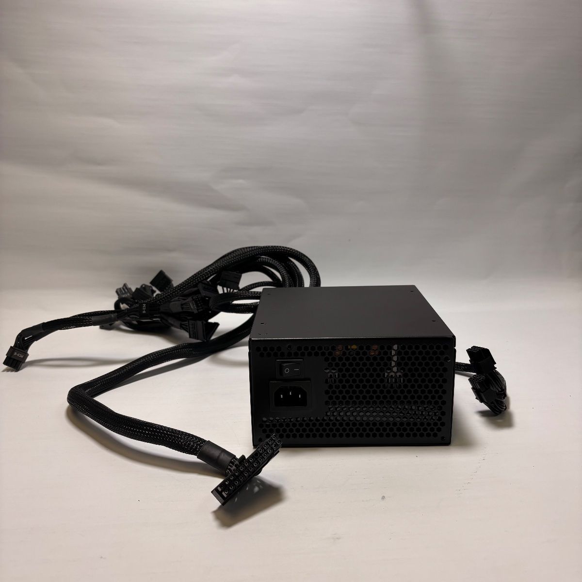 Apevia Prestige 850W 80+ Gold ATX Power Supply - Photo 3